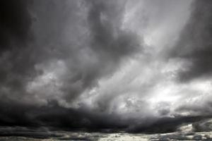 nubes grises en el cielo en tiempo nublado foto