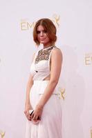 los angeles, 25 de agosto - kate mara en los premios emmy de horario estelar 2014, llegadas al teatro nokia en la live el 25 de agosto de 2014 en los angeles, ca foto