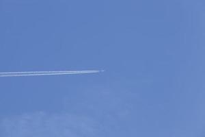 avión de pasajeros volando foto