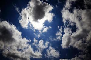 las nubes están iluminadas por la luz del sol foto