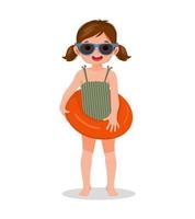 linda niña con traje de baño y gafas de sol sosteniendo un anillo de goma inflable divirtiéndose en verano vector