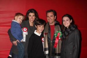 Los Ángeles, 28 de noviembre - El Dr. Jim Sears y su familia llegan al Desfile de Navidad de Hollywood 2010 en Hollywood Boulevard el 28 de noviembre de 2010 en Los Ángeles, CA. foto