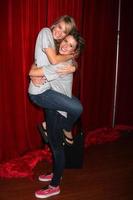 los angeles, 6 de octubre - kim matula, linsey godfrey at the light the night the walk to benefice the leukemia-lymphoma society en los estudios sunset-gower el 6 de octubre de 2013 en los angeles, ca foto