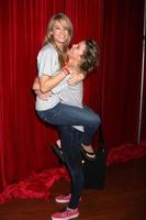 los angeles, 6 de octubre - kim matula, linsey godfrey at the light the night the walk to benefice the leukemia-lymphoma society en los estudios sunset-gower el 6 de octubre de 2013 en los angeles, ca foto