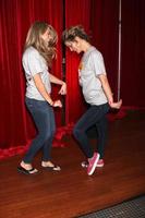 los angeles, 6 de octubre - kim matula, linsey godfrey at the light the night the walk to benefice the leukemia-lymphoma society en los estudios sunset-gower el 6 de octubre de 2013 en los angeles, ca foto