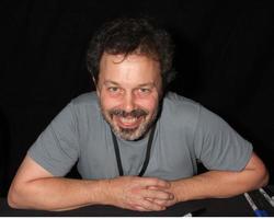 los angeles, 9 de octubre - curtis armstrong en el show de hollywood en el teatro del centro de convenciones marriott el 9 de octubre de 2010 en burbank, ca foto