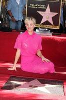 los angeles, 29 de octubre - kaley cuoco en el kaley cuoco honrado con una estrella en el paseo de la fama de hollywood en el hollywood blvd el 29 de octubre de 2014 en los angeles, ca foto