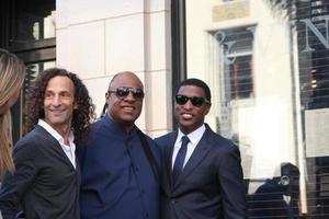 los angeles, 10 de octubre - kenny g, stevie wonder, kenny babyface edmonds en la ceremonia de la estrella del paseo de la fama de kenny babyface edmonds hollywood en hollywood boulevard el 10 de octubre de 2013 en los angeles, ca foto