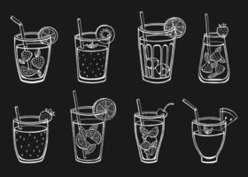 establecer bebidas de verano sin alcohol aisladas sobre fondo blanco. limonada clásica y de fresa, té helado, mojito, sandía fresca, batido de kiwi y fresa. imágenes vectoriales de menú en estilo boceto. vector