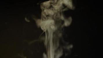 humo blanco, niebla, niebla, vapor sobre un fondo negro. Imágenes de 4k. video