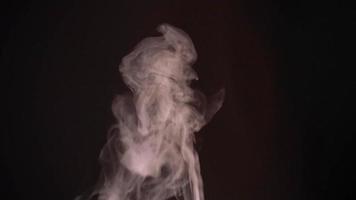 vit rök, dimma, dimma, ånga på en svart bakgrund. video