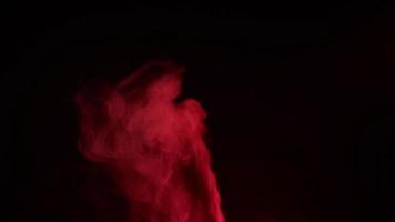 rode rook, mist, nevel, damp op een zwarte achtergrond. video