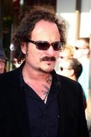 los angeles, jun 22 - kim coates llega al estreno mundial del llanero solitario en disney s california adventure el 22 de junio de 2013 en anaheim, ca foto