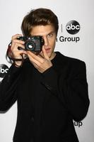 los angeles, 10 de enero - keegan allen asiste a la fiesta de invierno 2013 de abc tca en el hotel langham huntington el 10 de enero de 2013 en pasadena, ca foto