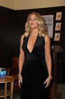 los angeles, 9 de noviembre - khloe kardashian en la firma de libros de khloe kardashian s book strong se ve mejor desnuda en barnes and noble el 9 de noviembre de 2015 en los angeles, ca foto