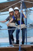 los angeles, 8 de marzo - kelly sullivan, lisa locicero en el quinto día anual de construcción de fanáticos del hábitat del hospital general para la humanidad en un lugar privado el 8 de marzo de 2014 en lynwood, ca foto