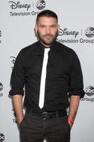 los angeles, 17 de enero - guillermo diaz en la fiesta de la gira de prensa de invierno de disney-abc television group 2014 llegadas al langham huntington el 17 de enero de 2014 en pasadena, ca foto