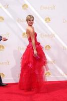 los angeles, 25 de agosto - kaley cuoco en los premios emmy de horario estelar 2014, llegadas a nokia en la live el 25 de agosto de 2014 en los angeles, ca foto