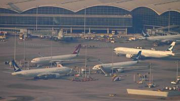 Hongkong 09. November 2019 - Cathay Pacific und Cathay Dragon Flugzeuge am Flughafen. internationaler flughafen chek lap kok, hong kong, luftbild