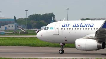 almaty, kazakistan 4 maggio 2019 - aria astana airbus a320 p4 kbd in rullaggio dopo l'atterraggio, aeroporto internazionale di almaty, kazakistan video