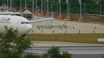 phuket, tailândia 26 de novembro de 2016 - thai airways airbus 330 hs tbd taxiando na pista antes da partida do aeroporto de phuket. video