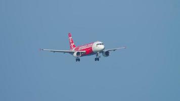 Phuket, Thailand, 02 december 2018 - Airbus A320 van Air Asia nadert voor de landing op Phuket Airport HKT. verkeer op de luchthaven van Phuket video