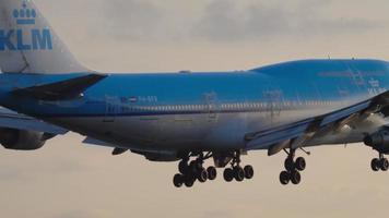 amsterdam, niederlande 25. juli 2017 - klm boeing 747 ph bfr nähert sich vor der landung auf der piste 06 kaagbaan bei sonnenaufgang. flughafen shiphol, amsterdam, holland video