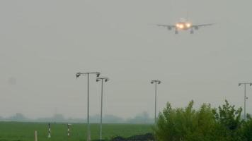 avion à fuselage large s'approchant avant d'atterrir sur la piste par temps de pluie. aéroport d'almaty, kazakhstan video