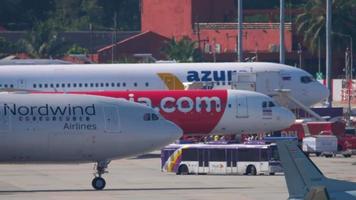 phuket, tailândia, 29 de novembro de 2019 - nordwind airbus a330 vp bub taxiando após o pouso no aeroporto de phuket. praia de mai khao video