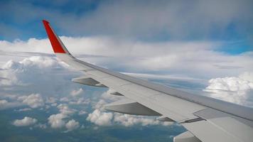 Flügel des Flugzeugs am Himmel und Wolke beim Bewegen, Blick von der Flugzeugkabine video