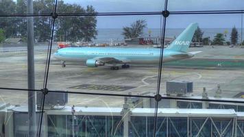 phuket, tailândia, 6 de dezembro de 2016 - ikar boeing 767 vp boy taxiando após o desembarque no aeroporto de phuket. filmagem hdr video