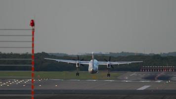 turboprop vliegtuig landing bij zonsondergang. dusseldorf luchthaven video