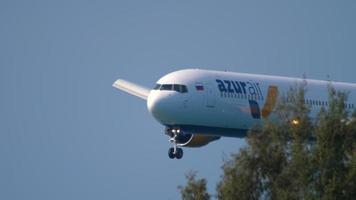 phuket, tailandia 29 de noviembre de 2019 - azur air ukraine boeing 767 vp bra acercándose antes de aterrizar en el aeropuerto de phuket. playa mai khao video