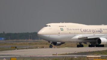 frankfurt am main, alemania 18 de julio de 2017 - boeing 747 de carga de arabia saudita rodando antes de la salida. fraport, frankfurt, alemania video