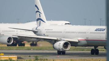 frankfurt am main, alemanha 18 de julho de 2017 - aegean airbus a321 sx dvp taxiando para a pista 18 e lufthansa boeing 747 d abyd taxiando para começar antes de decolar na pista 07c. fraport, frankfurt, alemanha video