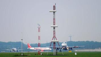 amsterdam, nederland 26 juli 2017 - vueling airbus a320 accelereert voor vertrek op baan 24 kaagbaan. shiphol airport, amsterdam, holland video