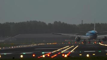 amsterdam, países bajos 28 de julio de 2017 - klm royal dutch airlines boeing 777 frenando después de aterrizar en la pista 18r polderbaan por la mañana. Aeropuerto de Shiphol, Amsterdam, Holanda video