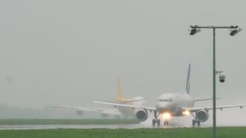 almaty, kasachstan 4. mai 2019 - aeroflot airbus a320 vq bku beschleunigen vor dem abflug bei regnerischem wetter, internationaler flughafen almaty, kasachstan video