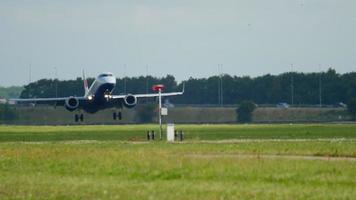 amsterdam, nederland 26 juli 2017 - british airways cityflayer embraer 190 g lcyr landing op baan 18r polderbaan. shiphol airport, amsterdam, holland