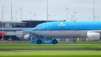 amsterdam, países bajos, 25 de julio de 2017 - klm royal dutch airlines airbus 330 ph aod towing to service, aeropuerto shiphol, amsterdam, holanda video