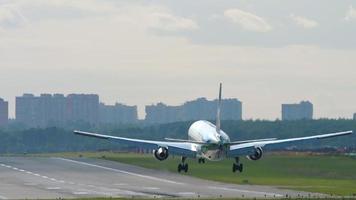 mosca, federazione russa 12 settembre 2020 - pegas fly boeing 767 vp boy atterrando sulla pista 24l all'aeroporto internazionale di sheremetyevo video