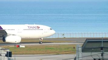 phuket, tailândia 30 de novembro de 2018 - thai airways hs tet airbus a330 taxiando antes da partida do aeroporto de phuket video