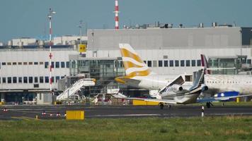 dusseldorf, germania, 22 luglio 2017 - scanwings cessna citation business jet in rullaggio prima della partenza. aeroporto di dusseldorf video