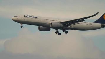 FRANKFURT AM MAIN, GERMANY JULY 18, 2017 - Lufthansa Airbus 330 approaching before landing at 07C. Fraport, Frankfurt, Germany video