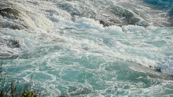 olas turquesas rodaron sobre las rocas, playa de la isla de koh miang, islas similares, cámara lenta