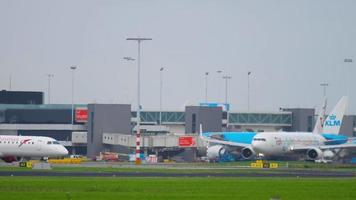 amsterdã, holanda, 26 de julho de 2017 - austríaco embraer 195 oe lwl taxiing to the start and tui fly boeing 767 hb jjf taxiing after landing, shiphol airport, amsterdam, holland video