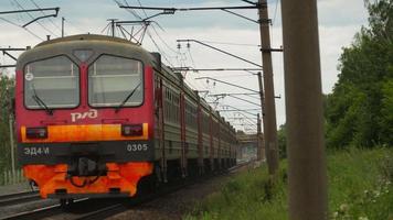 novosibirsk, rússia 02 de julho de 2022 - o trem de passageiros passa e sai. trem elétrico e ferrovias video