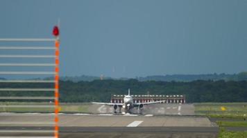 vista frontal, avião de passageiros irreconhecível pousando na pista do aeroporto em dusseldorf. conceito de viagens e turismo video