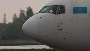 almaty, cazaquistão, 4 de maio de 2019 - air astana boeing 767 p4 kea freando após o pouso na pista em tempo chuvoso. aeroporto de almaty, cazaquistão video