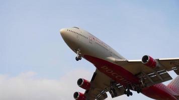 Moskva, ryska federationen 12 september 2020 - rossiya airlines boeing 747 ei xli på sista inflygning för landning på sheremetyevo internationella flygplats. video